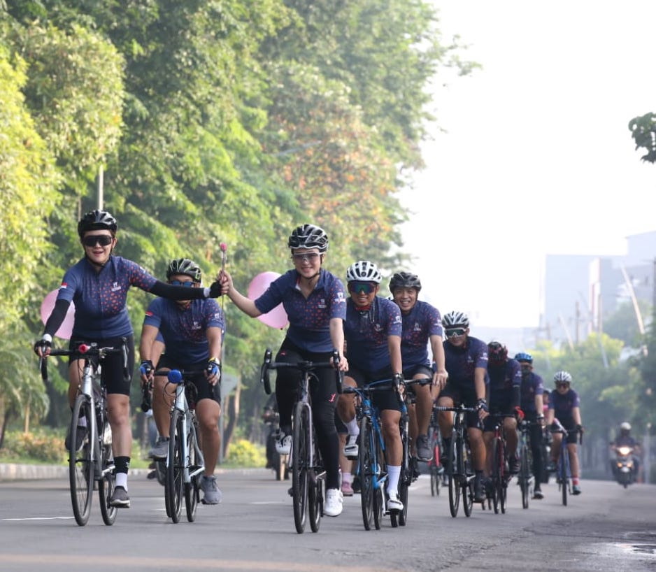 Vincargo Bike meresmikan komunitasnya di hari Valentine sehingga gowes bareng pun dihiasi dengan balon dan bunga mawar. (Foto: Boy Slamet)