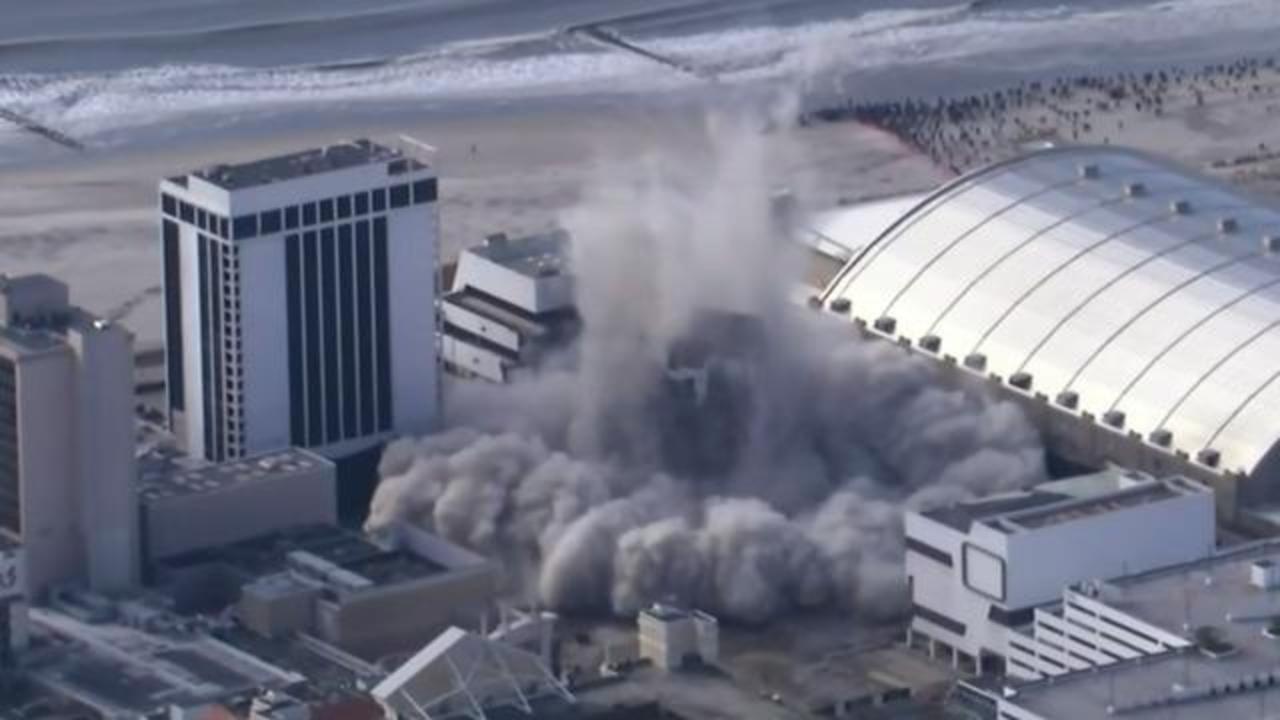 Gedung Trump Plaza Hotel and Casino telah diledakkan. (Foto: cbs-news)