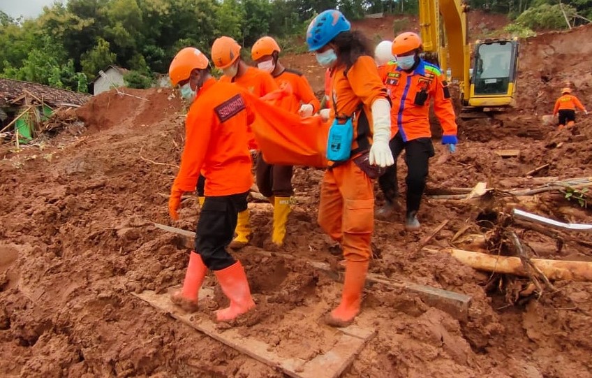 Tim Basarnas kembali mengevakuasi korban longsor di Selopuro, Nganjuk. (Foto: Istimewa)