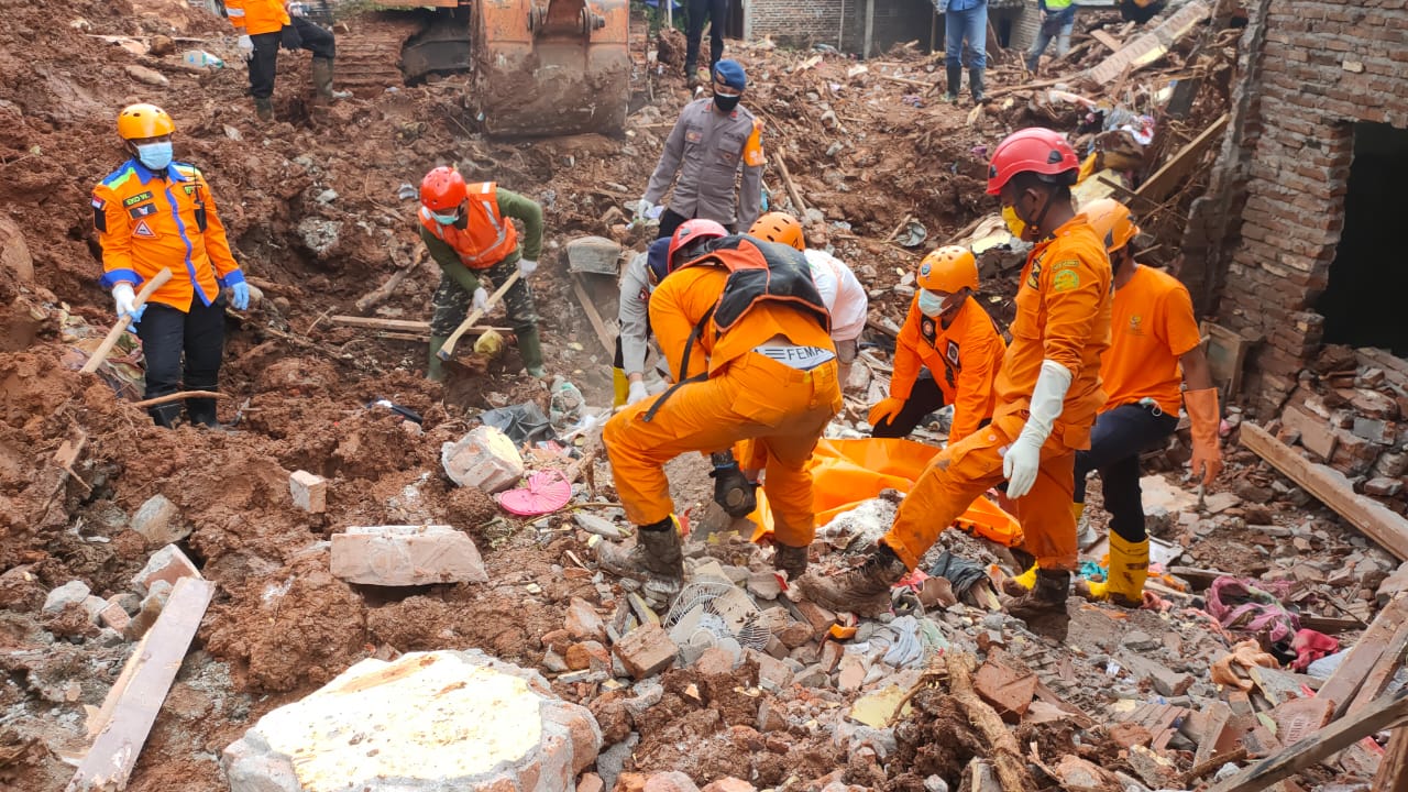 Tim Basarnas mengevakuasi korban longsor di Nganjuk. (Foto: Istimewa) 