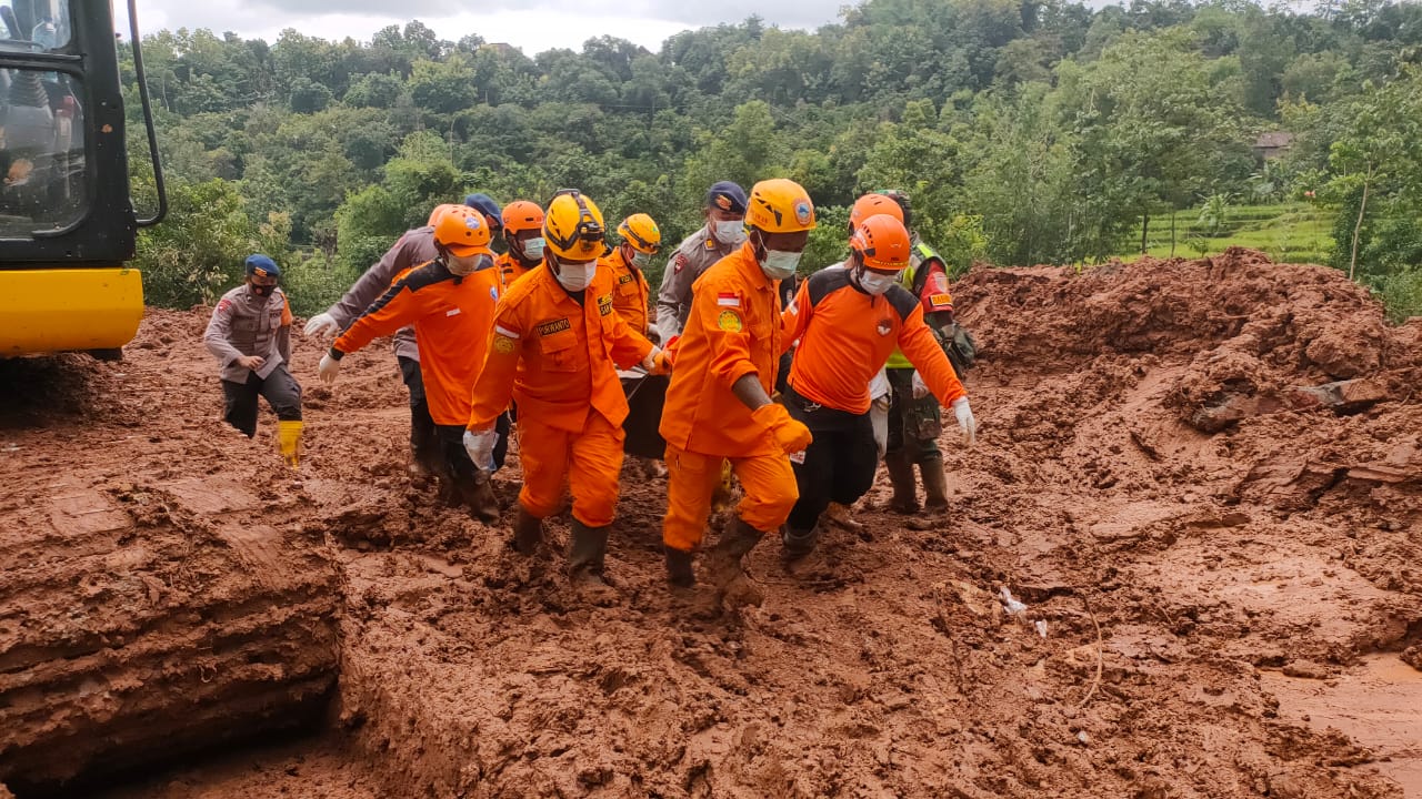 Basarnas menemukan lima korban longsor Nganjuk. (istimewa) 