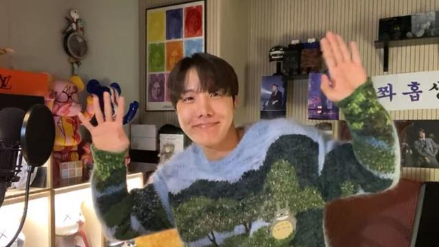 J-Hope BTS memakai sweater Totoro Crafty Tree Sweater dari LOEWE. (Foto: YouTube BANGTANTV)