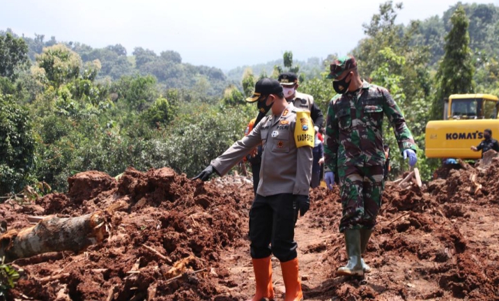 Kapolres Nganjuk, AKBP Harviadhi Agung Pratama di lokasi longsor di Dusun Selopuro, Desa/Kecamatan Ngetos, Kabupaten Nganjuk, Jawa Timur. (Foto: istimewa)