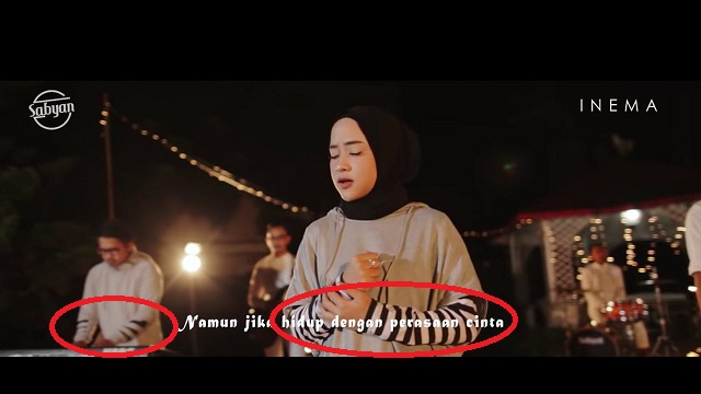 Baju kembar Nissa Sabyan dan Ayus di video musik Deen Assalam. (Foto: YouTube)