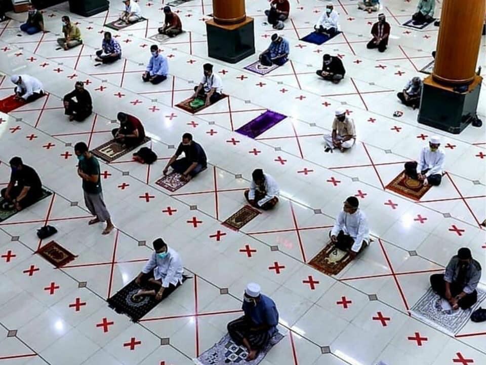 Umat Islam sedang menjalankan salat berjamaan sesuai protokol kesehatan di masa pandemi Covid-19. (Foto: Istimewa) 