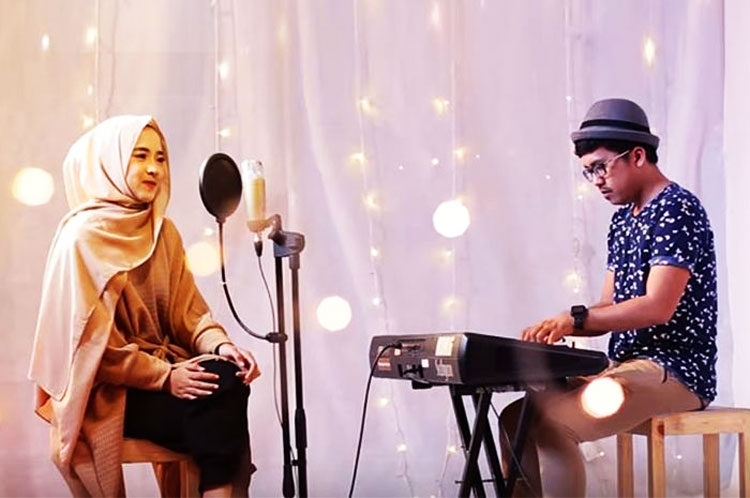 Aksi Nissa Sabyan dan Ayus saat di video musik. (Foto: YouTube Sabyan)