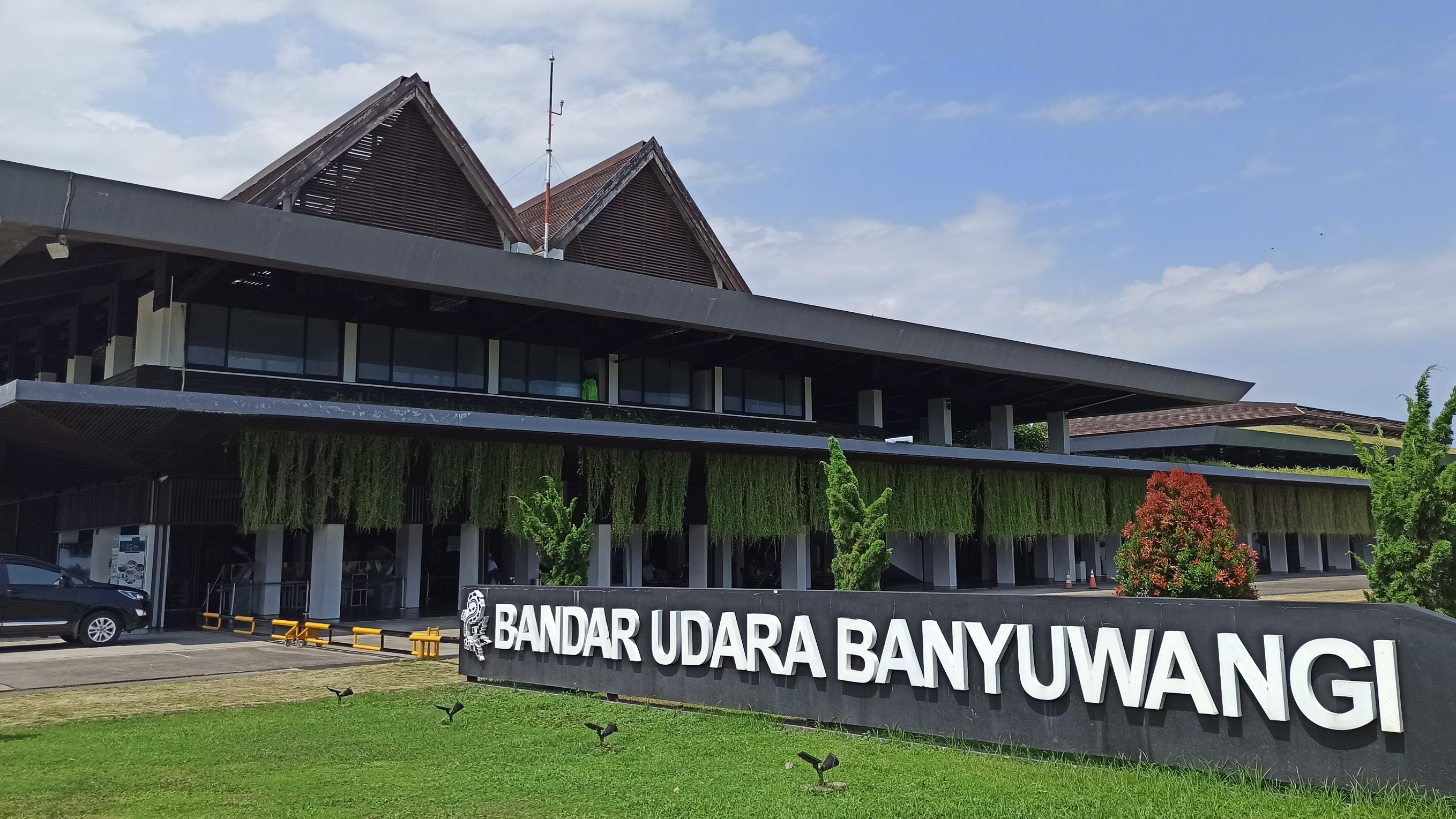 Bandara Banyuwangi kembali ditutup akibat abu vulkanik Gunung Raung. (Foto: Muh Hujaini/Ngopibareng.id)