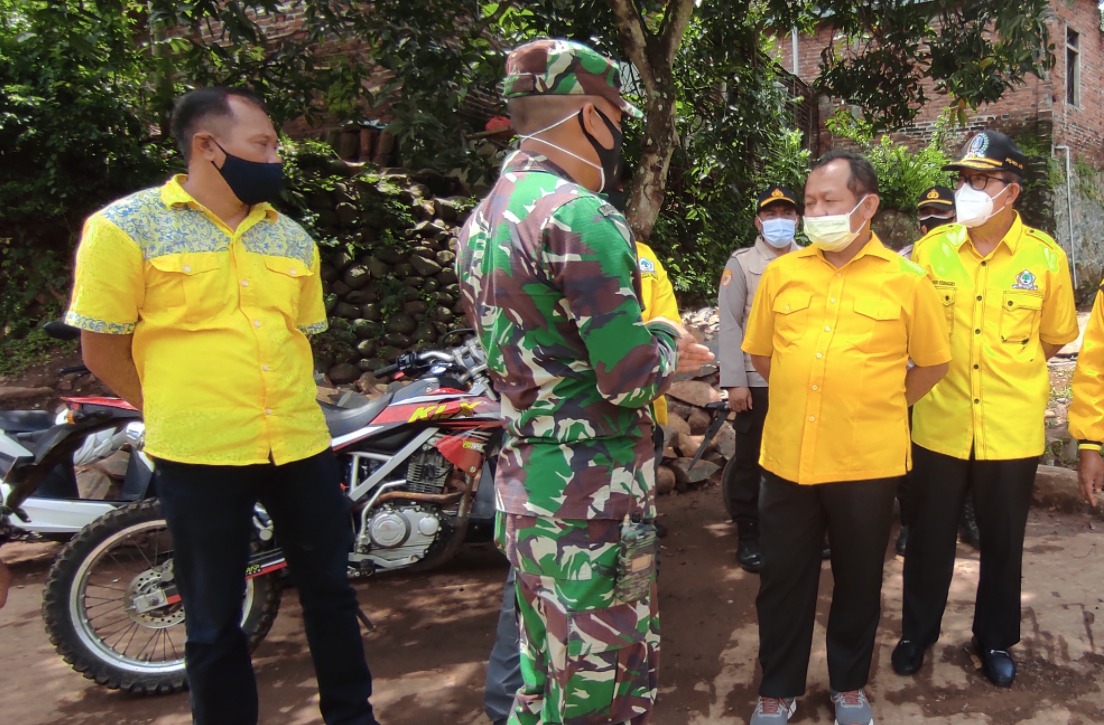 Ketua DPD Golkar Jatim, Sarmuji, saat meninjau lokasi bencana longsor di Nganjuk. (Foto: Fendhy Plesmana/Ngopibareng.id) 