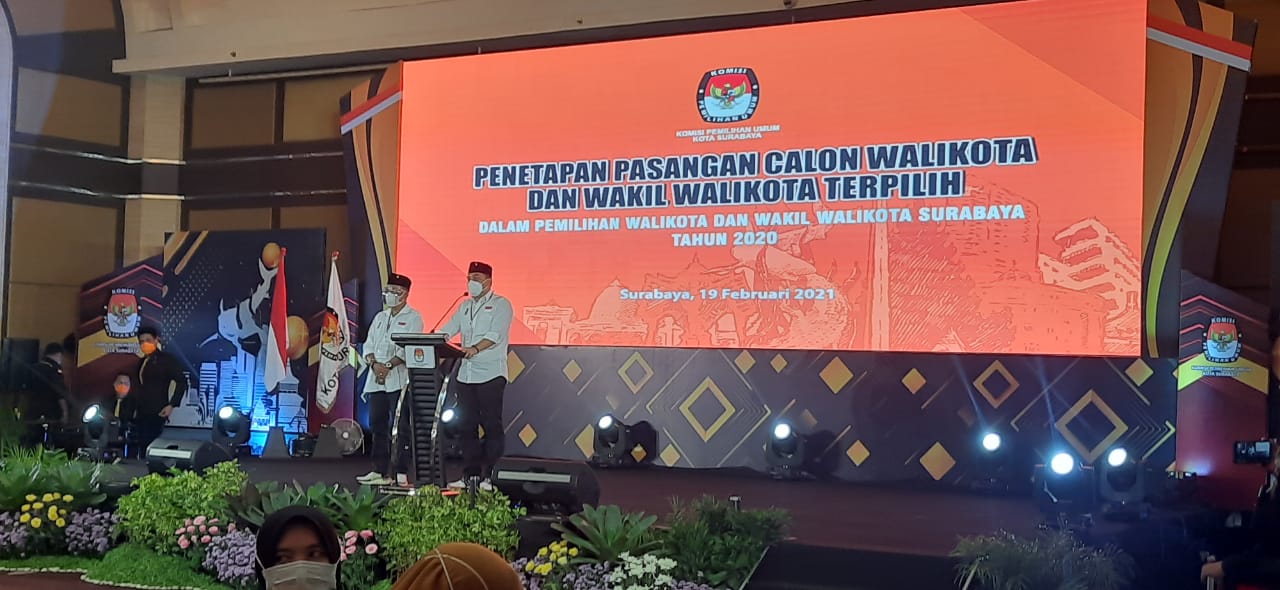 Pasangan Eri Cahyadi dan Armuji saat ditetapkan sebagai pasangan pemenang Pilwali Surabaya 2020 oleh KPU Surabaya. (Foto: Alief Sambogo/Ngopibareng.id)