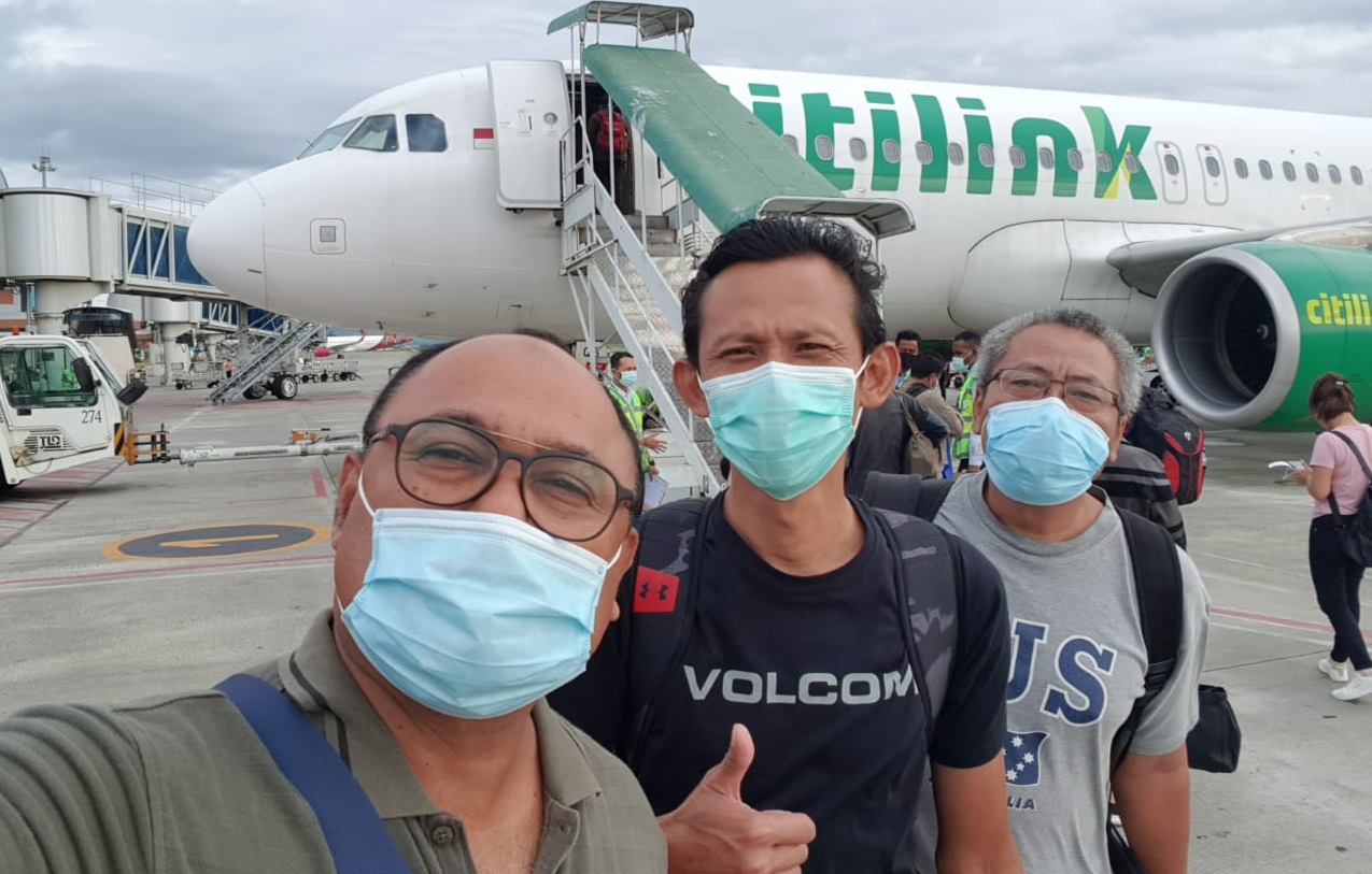 Mendiang Abu Bakar Yarbo (paling depan) sesaat setelah tiba di Bandara Sentani, Jayapura, Papua. (Foto: Istimewa)