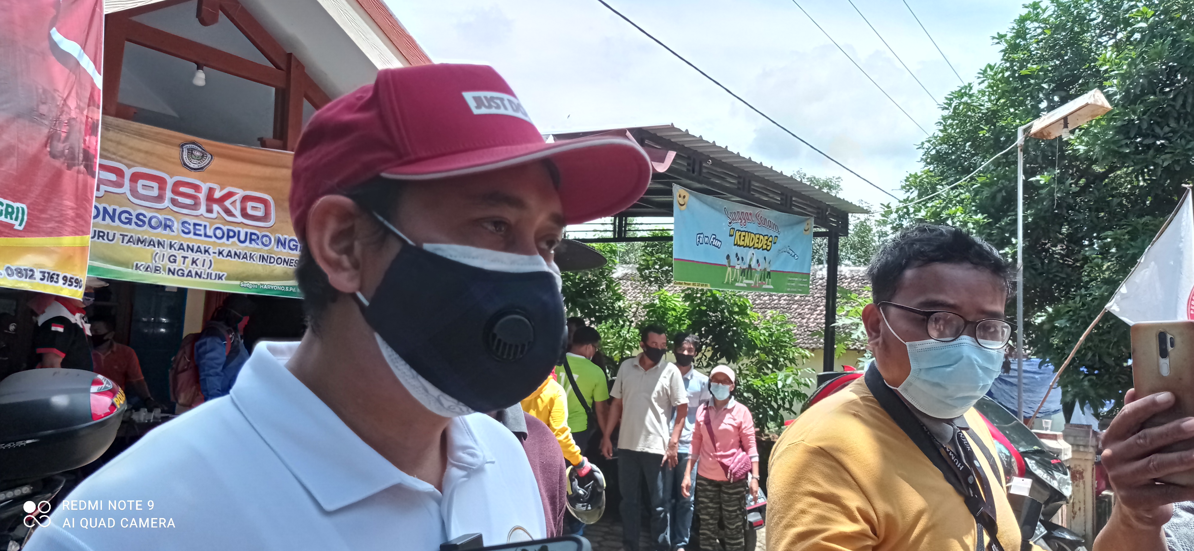 Bupati Nganjuk, Novi Rahman Hidayat di lokasi pengungsian korban longsor. (FotoL Fendhy Plesmana/Ngopibareng.id)