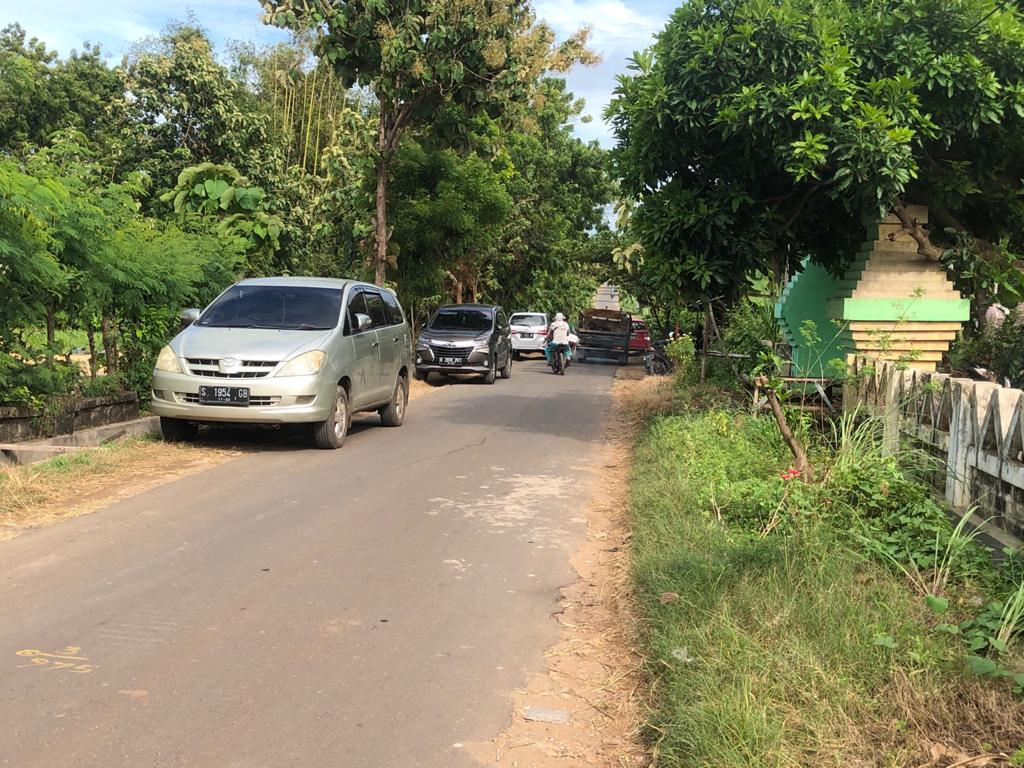 Mobil-mobil baru milik warga terparkir di jalan raya. (Foto: Andhy/Ngopibareng.id)