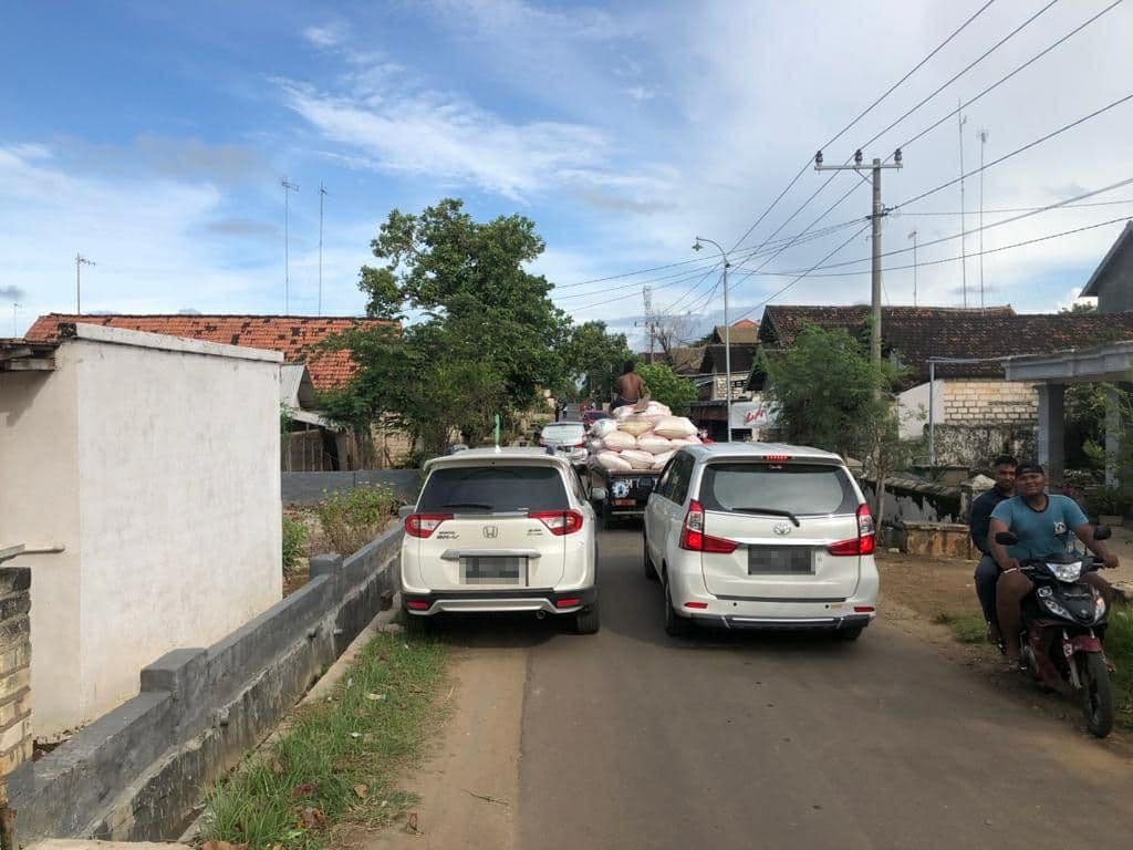 Warga Desa Sumergeneng, Kecamatan Jenu, Kabupaten Tuban, membeli mobil setelah menjual tanah ke Pertamina. (Foto: Andhi Dwi/Ngopibareng.id)