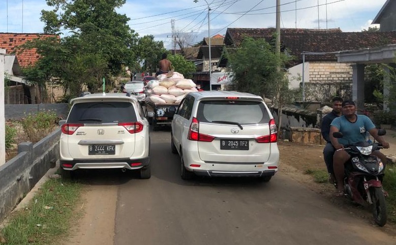 Mobil Honda H-RV milik warga yang diparkir di tepi jalan karena tak punya garasi. (Foto: Andhi Dwi/Ngopibareng.id) 