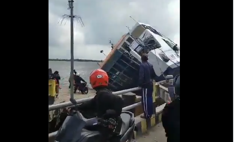 Kapal feri KMP Bili terbalik ketika hendak bersandar di dermaga. (Foto: tangkapan layar via Twitter)