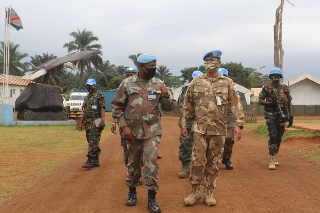 Komandan Force Intervention Brigade (FIB) MONUSCO Brigadier General M Dyakopu saat melakukan peninjauan lapangan. (Foto: Kabidpeninter Puspen TNI)