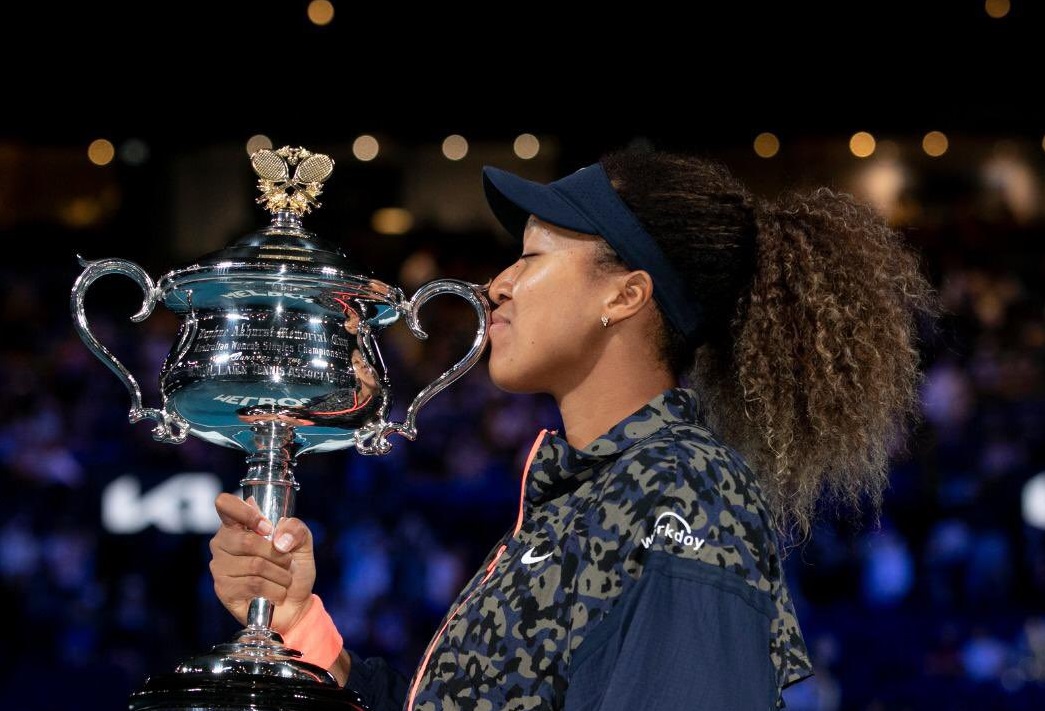 Naomi Osaka ketika mengangkat trofi Australia Open. (Foto: Twitter/@naomiosaka)