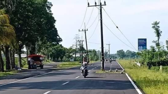 Posisi tiang listrik yang berada di tengah jalan. (Foto: Istimewa)