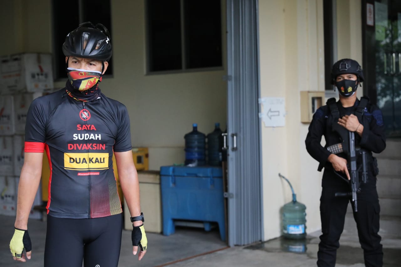 Gubernur Jawa Tengah Ganjar Pranowo meninjau persiapan penerimaan vaksin gelombang II di Gudang Dinkes Prov Jateng, Jalan Tambak Aji, Ngaliyan, Kota Semarang, Minggu 21 Februari 2021. (Foto: Dok. Pemprov Jateng)