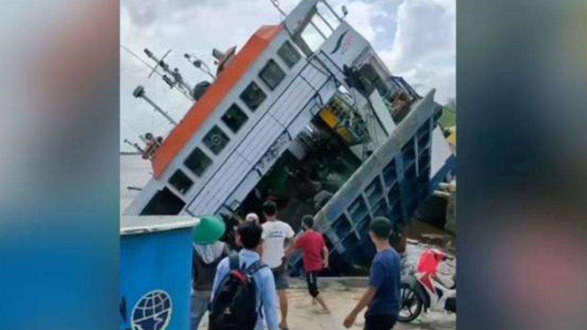 Kapal feri penyeberangan atau Kapal Motor Penyeberangan (KMP) Bili terbalik di Dermaga Parigi di Kecamatan Tebas, Kabupaten Sambas, Kalimantan Barat, Sabtu 20 Februari 2021 pukul 14.00 WIB. (Foto: Instagram @informasipontianak)