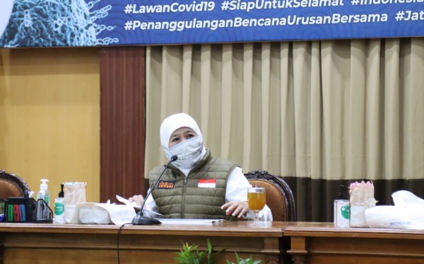 Gubernur Jawa Timur Khofifah Indar Parawansa, saat melakukan konferensi pers di Gedung Negara Grahadi. (Foto: Alief Sambogo/ngopibareng.id)