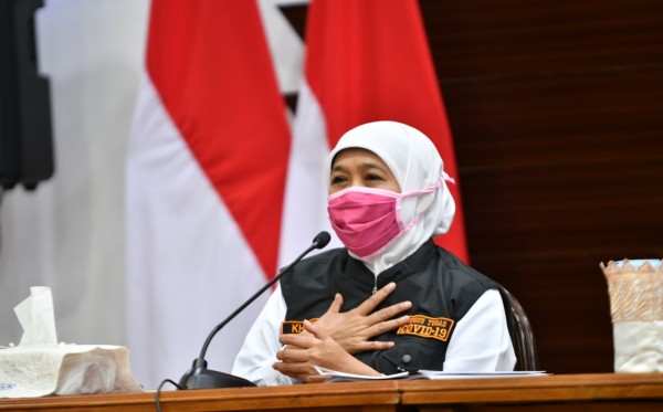 Gubernur Jawa Timur Khofifah Indar Parawansa, saat melakukan konferensi pers di Gedung Negara Grahadi. (Foto: Alief Sambogo/Ngopibareng.id)