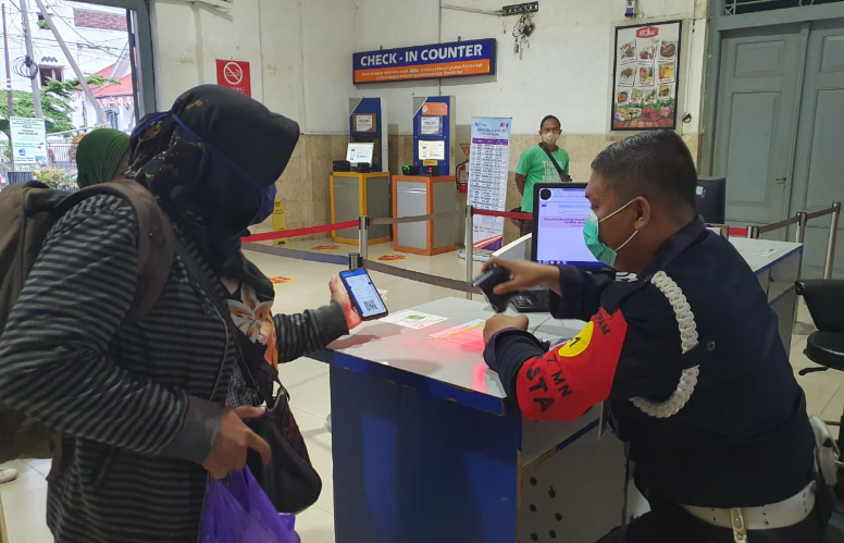 Para calon penumpang membatalkan keberangkatan akibat banjir di Ibu Kota. (Foto: Istimewa)