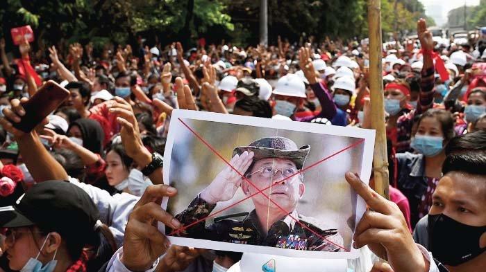 Warga melakukan protes atas kudeta militer Myanmar di Mandalay. (Foto: afp)