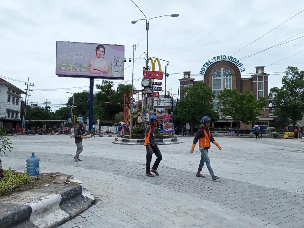 Koridor Kayutangan di pertigaan kantor Perusahaan Listrik Negara (PLN) Cabang Malang saat proses finishing pemasangan batu andesit (Foto: Lalu Theo/Ngopibareng.id)