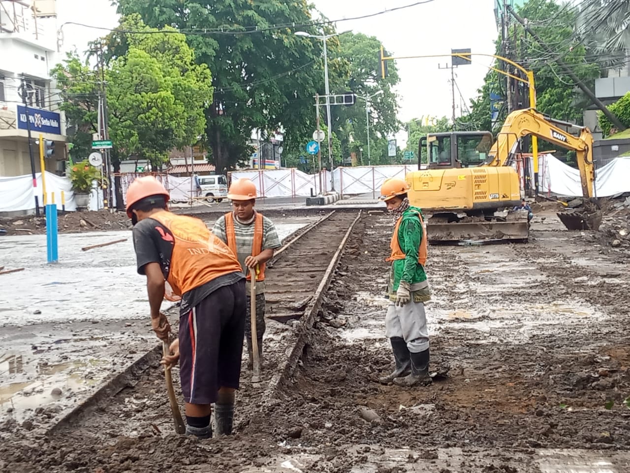Penemuan jalur trem di simpang Rajabali, koridor Kayutangan, Kota Malang (Foto: Lalu Theo/ngopibareng.id) Penemuan jalur trem di simpang Rajabali, koridor Kayutangan, Kota Malang (Foto: Lalu Theo/ngopibareng.id)