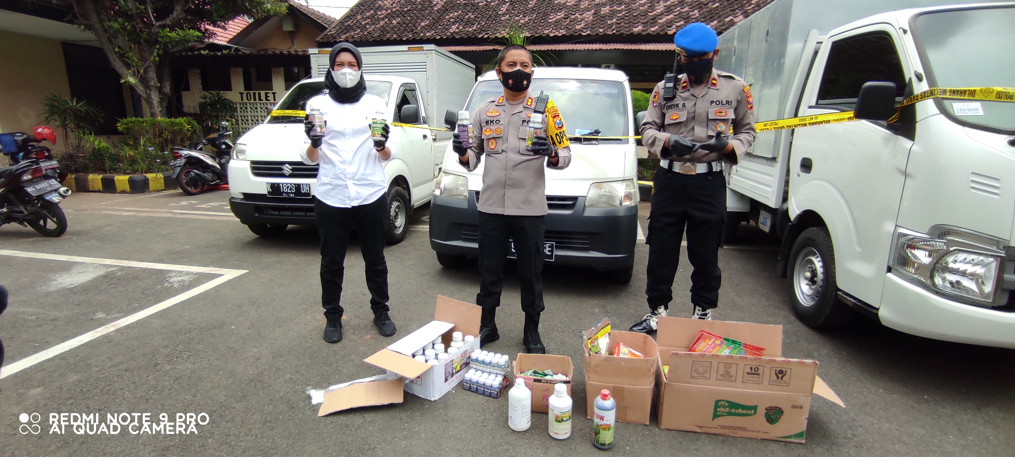 Kapolres Kediri Kota, AKBP Eko Prasetyo menunjukkan barang bukti pupuk cair oplosan. (Foto: Fendhy/ngopibareng.id) 