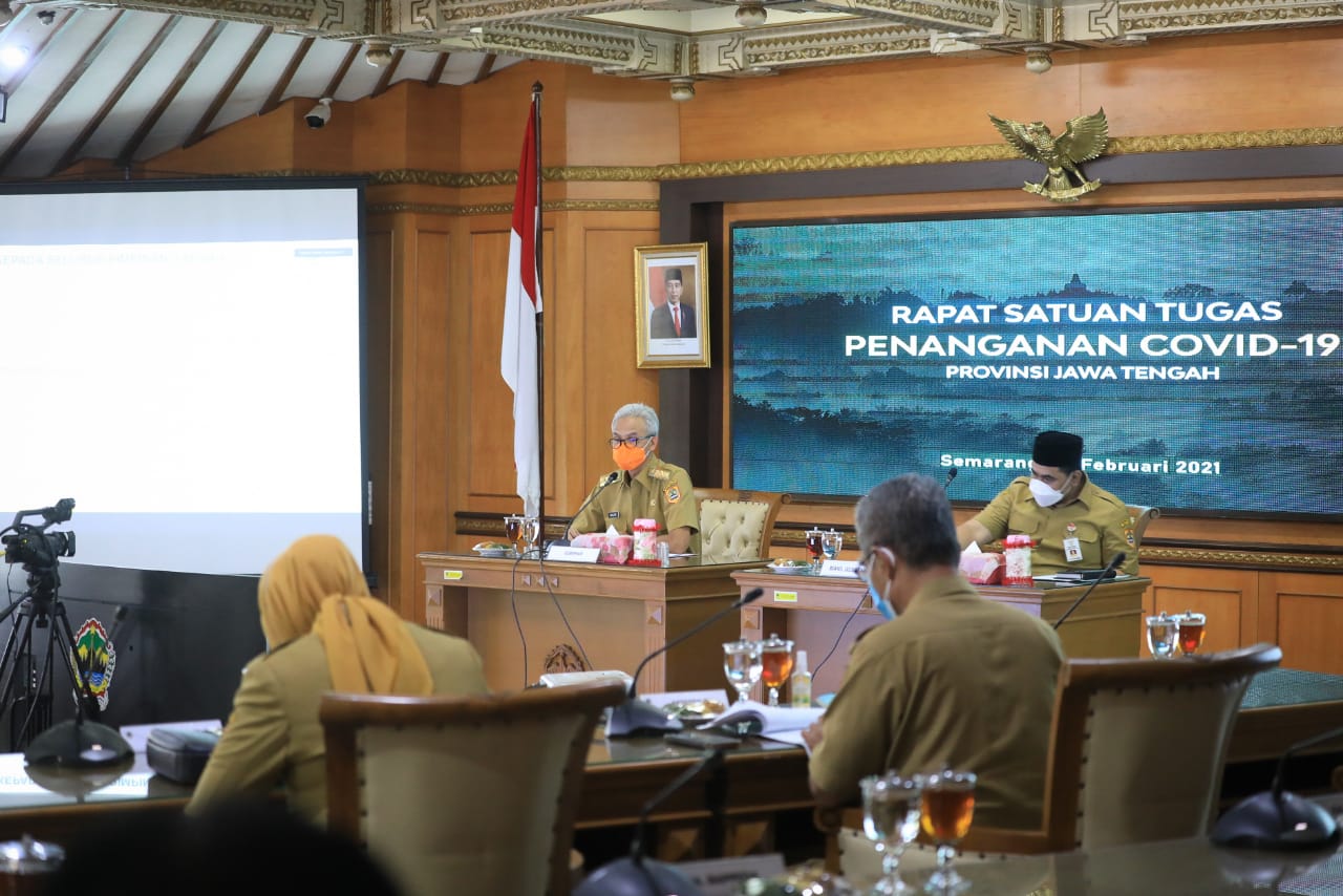 Ganjar memimpin rapat evaluasi penanganan Covid-19 di kantornya, Senin, 22 Februari 2021. (Foto: Dok Prov Jateng)