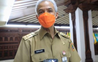 Gubernur Ganjar minta seluruh daerah persiapkan skenario vaksinasi para pedagang pasar. (Foto: Dok Prov Jateng) 