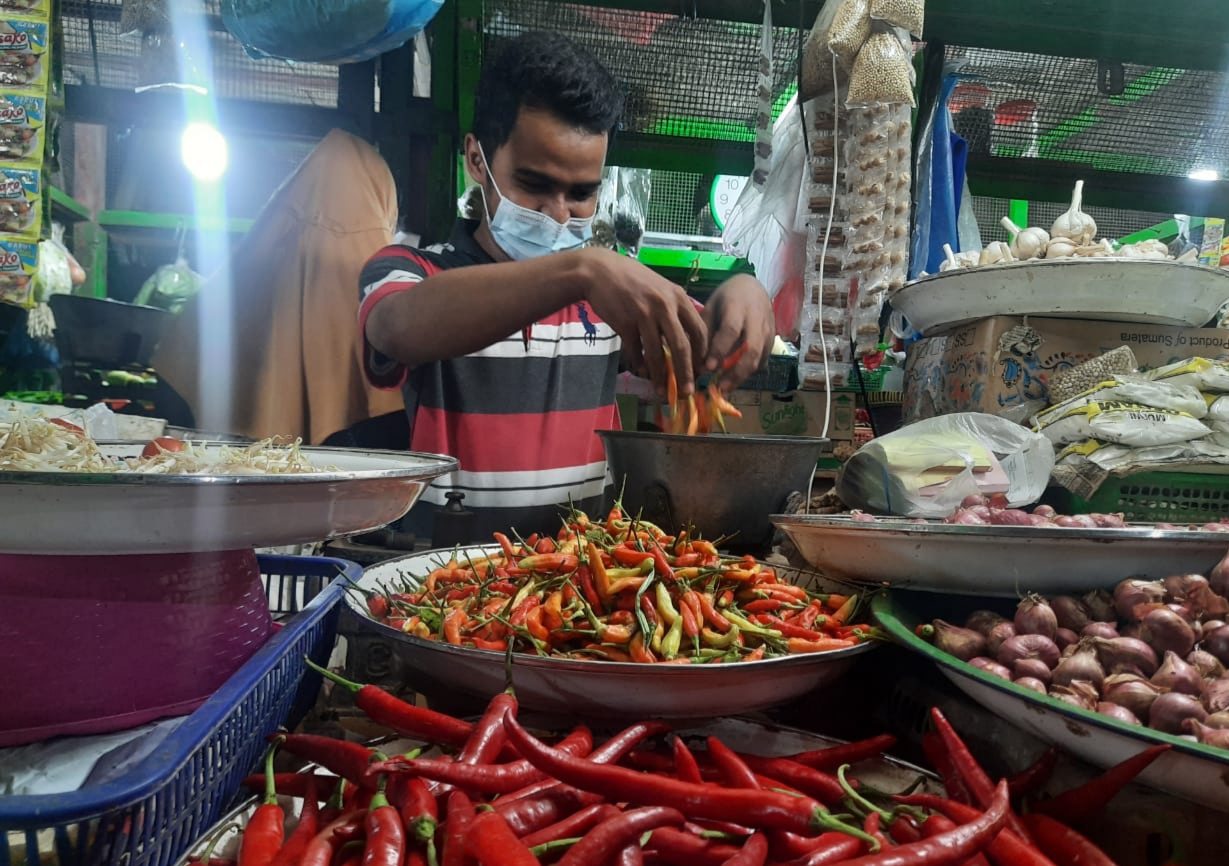 Imron pedagang cabai rawit pasar Genteng.Surabaya. (foto: Pita Sari/Ngopibareng.id)