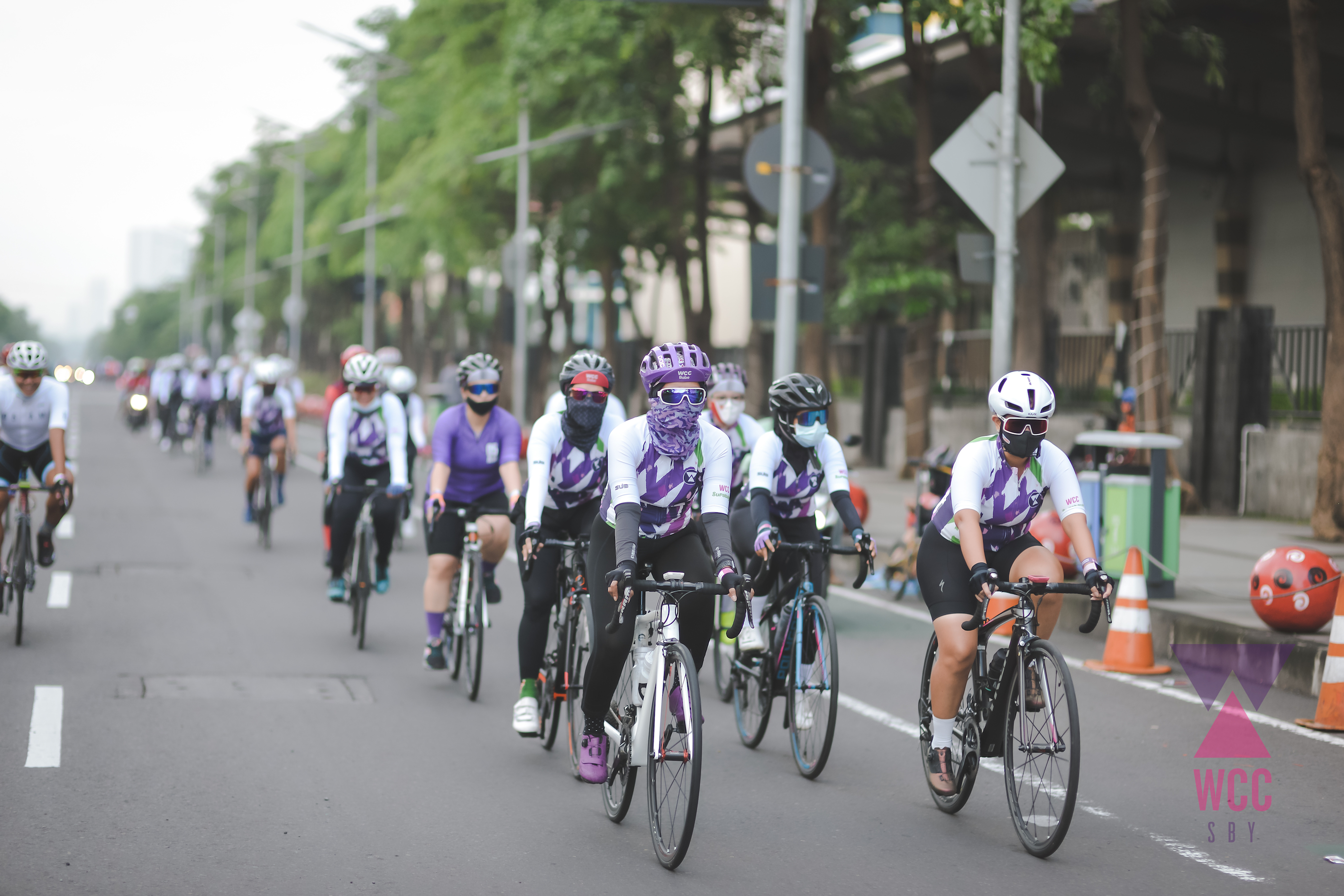 WCC Surabaya ride keliling  Kota Surabaya untuk mengkampanyekan olahraga gowes bermasker sekaligus launching jersey WC terbaru. (Foto: Istimewa)