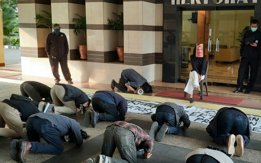 Puluhan mahasiswa UIN Syarif Hidayatullah gelar aksi sujud di depan rektor. (Foto: Istimewa)