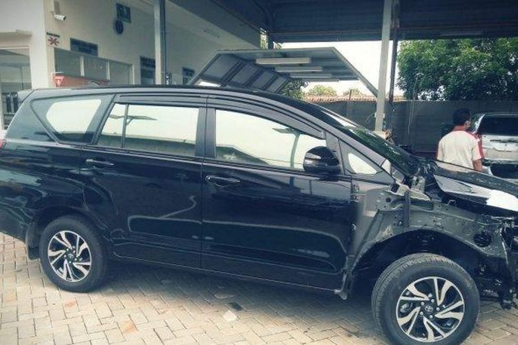 Salah satu mobil milik miliarder Tuban yang alami kerusakan cukup parah karena nabrak tugu. (Foto: Istimewa)