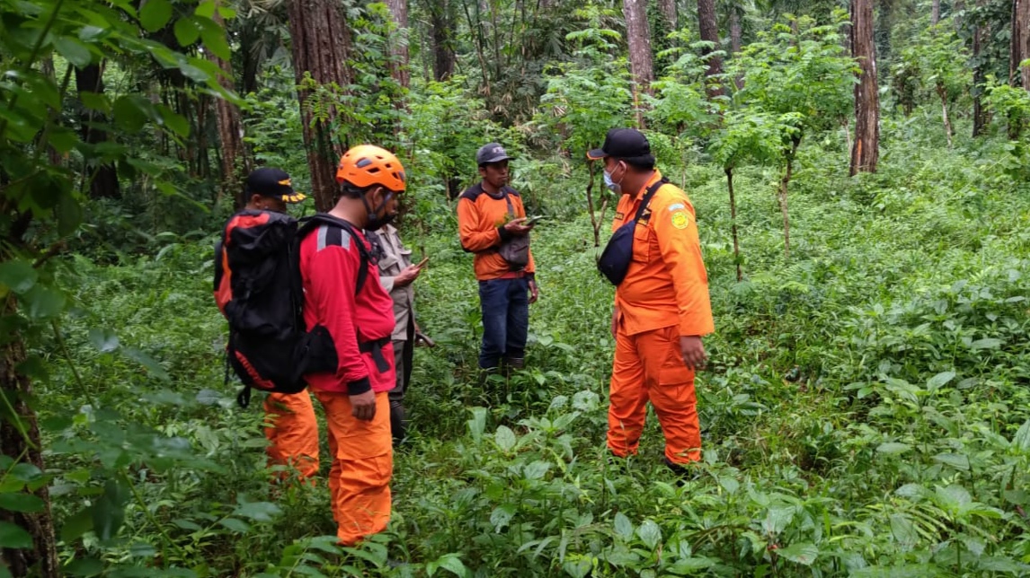 Petugas Basarnas menyisir di sekitar lokasi ditemukannya sepeda motor Nurul Machrus. (Foto: Istimewa)