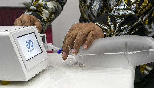 Tes GeNose bisa dipakai sebagai syarat naik pesawat mulai 1 April 2021. (Foto: Dok. UGM)