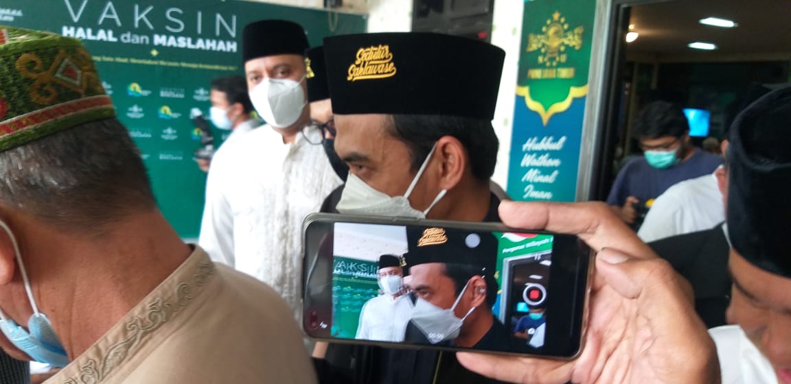 Ustaz Abdul Somad bersama Gus Ali (membelakangi lensa) di PWNU Jawa Timur. (Foto: Istimewa)