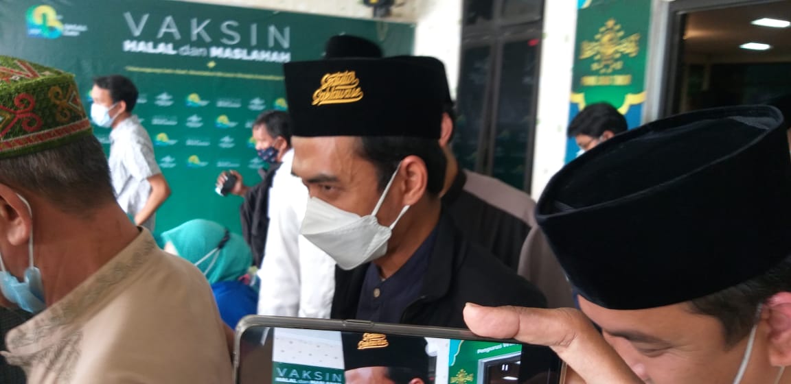 Ustaz Abdul Somad bersama Gus Ali (membelakangi lensa) di PWNU Jawa Timur. (Foto: Istimewa)