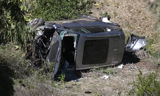 Mobil Tiger Woods keluar dari jalan raya dan terguling ke lereng sebelum berhenti di dasar jurang Rancho Palos Verdes, California, pinggiran Los Angeles, Selasa 23 Februari 2021 waktu setempat, atau Rabu dini hari WIB. (Foto: AP Photo/MARK J TERRILL)