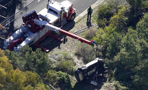 Proses evakuasi mobil Tiger Woods. (Foto: AP Photo/MARK J TERRILL)