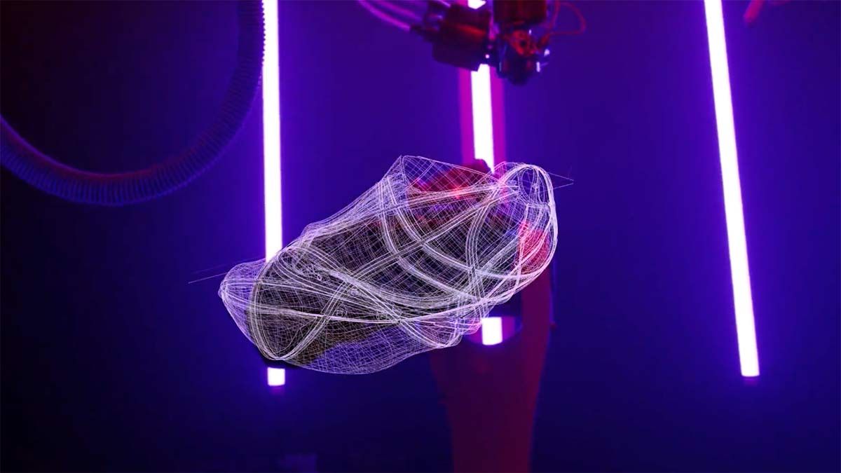 Proses pembuatan sepatu 3D printing LoreOne. 