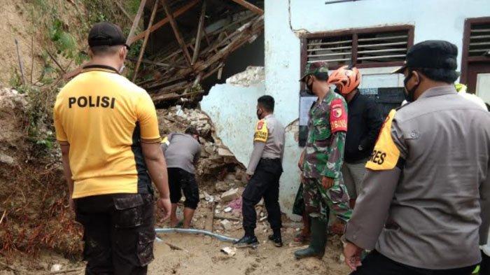 Warga dibantu aparat TNI-Polri mencari santri yang tertimbun longsor di Pamekasan. (Foto: radarmadura)