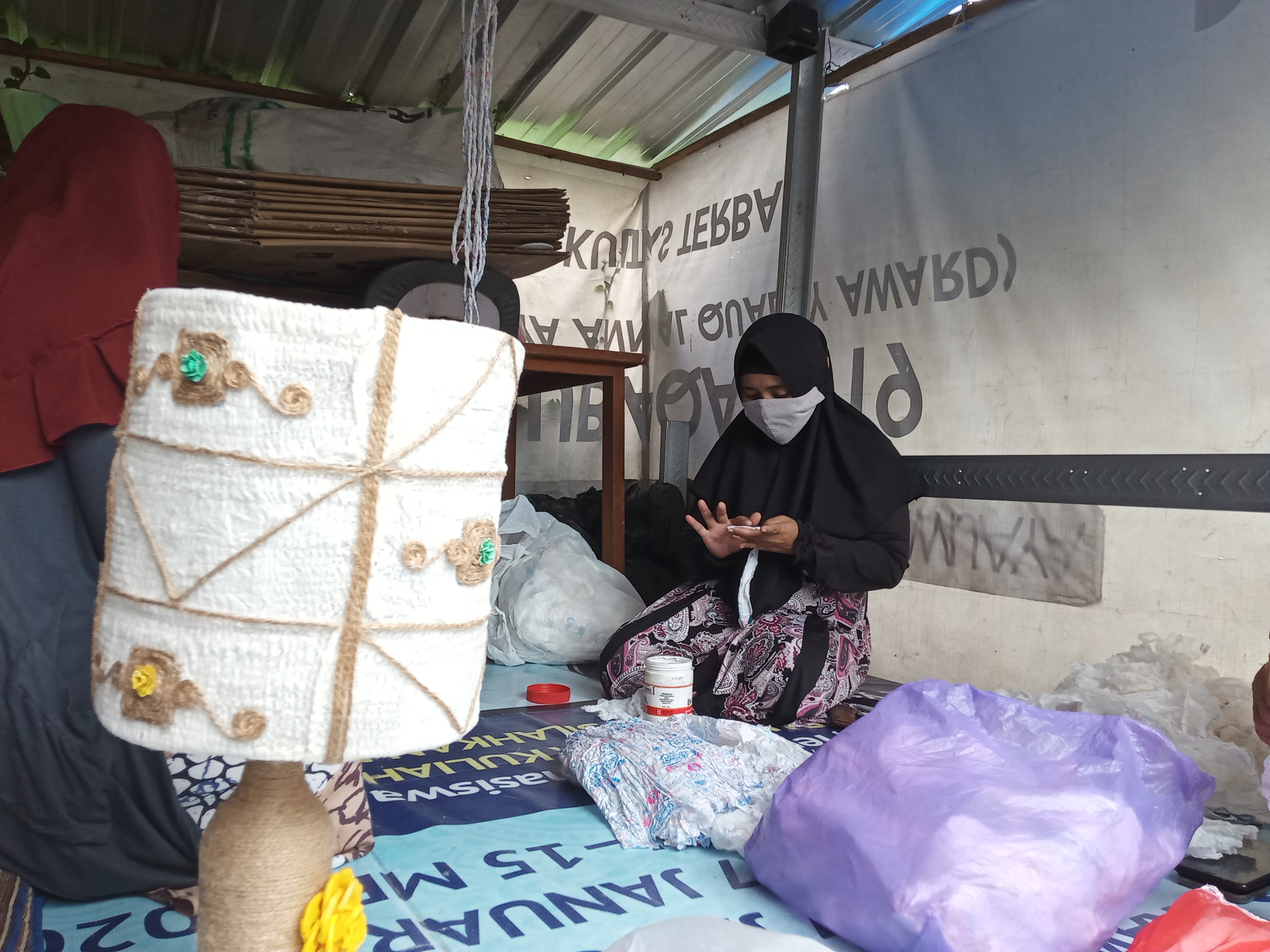 Salah satu kerajinan kap lampu dari bahan baku limbah popok bekas (Foto: Lalu Lalu Theo/ngopibareng.id)