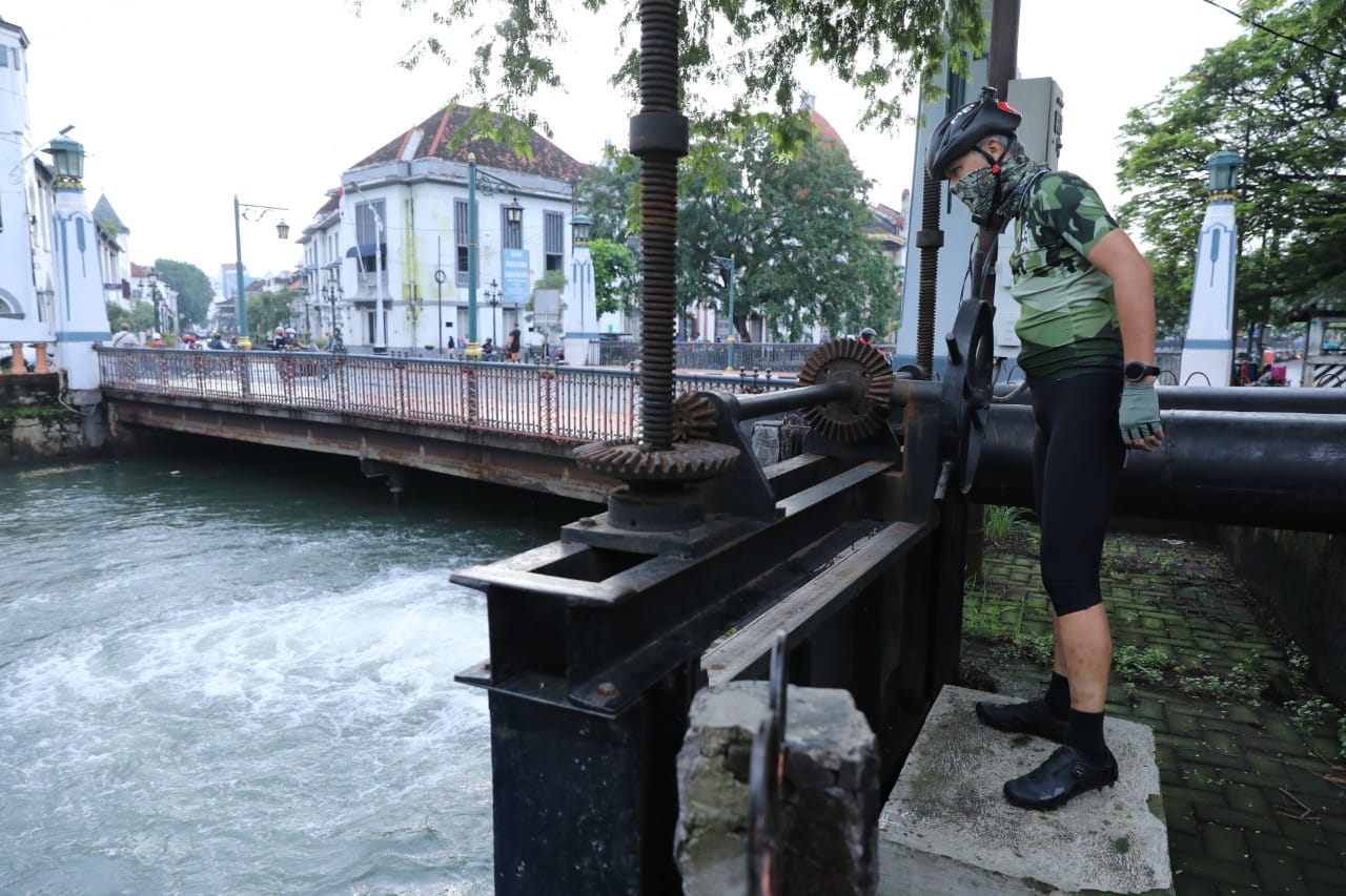 Ganjar meninjau rumah pompa di Semarang. (Foto: Dok Prov Jateng)