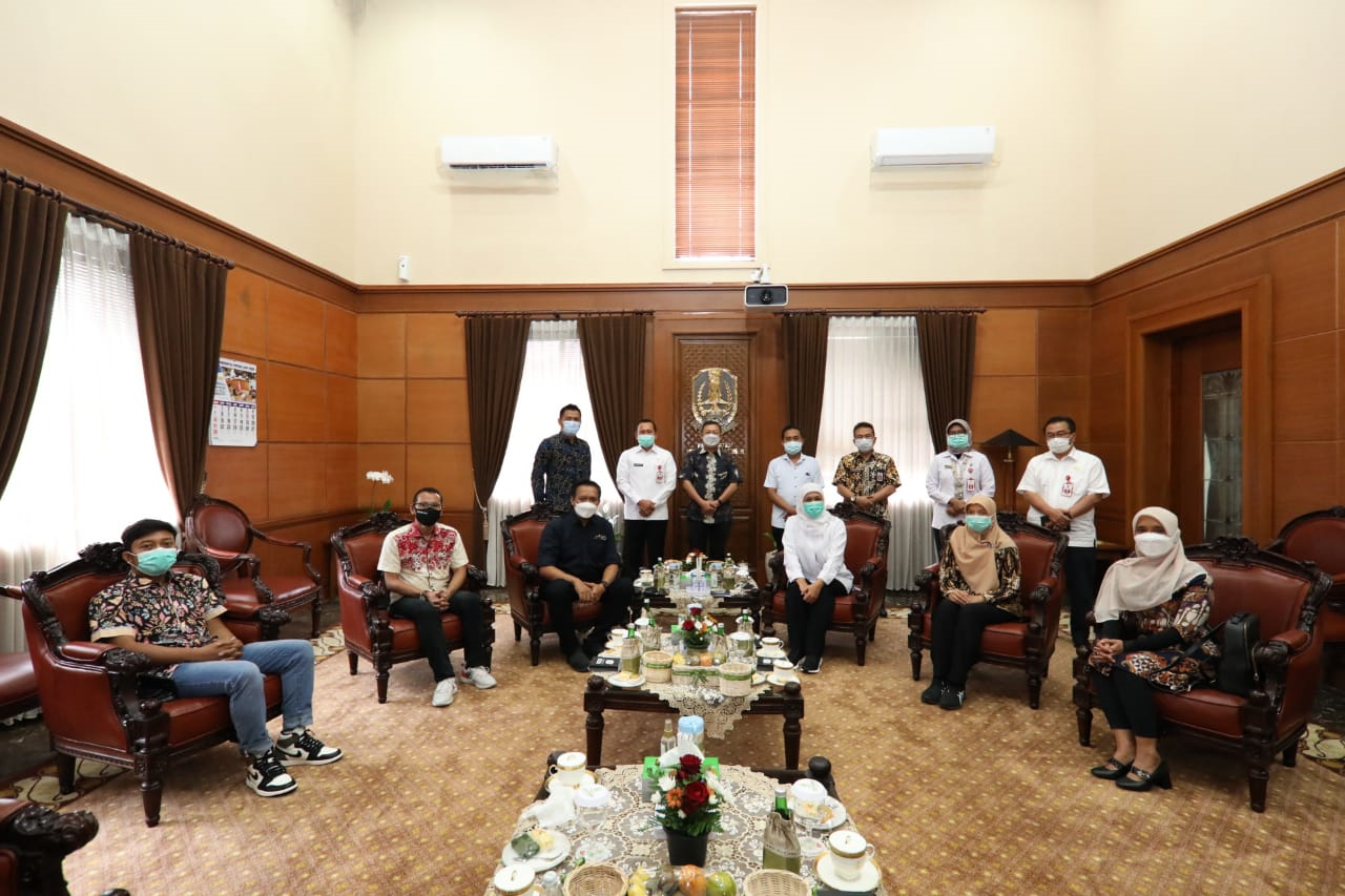 Gubernur Jatim Khofifah Indar Parawansa berfoto bersama dengan para pengurus Asosiasi Media Siber Indonesia (AMSI) Jatim di Kantor Gubernur, Jalan Pahlawan, Surabaya, Rabu 24 Februari 2021. (Foto: istimewa)