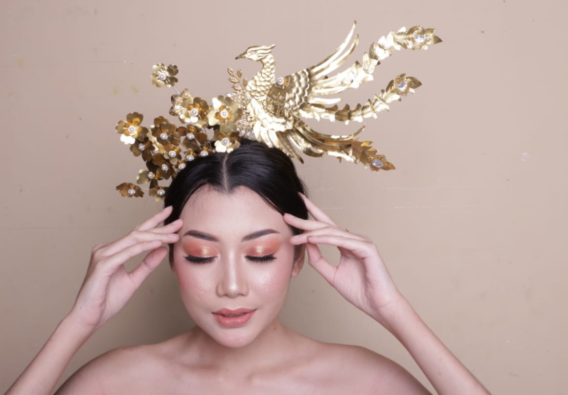 Headpiece dengan desain burung Hong karya desainer Nuries Taufan. (Foto: Istimewa)