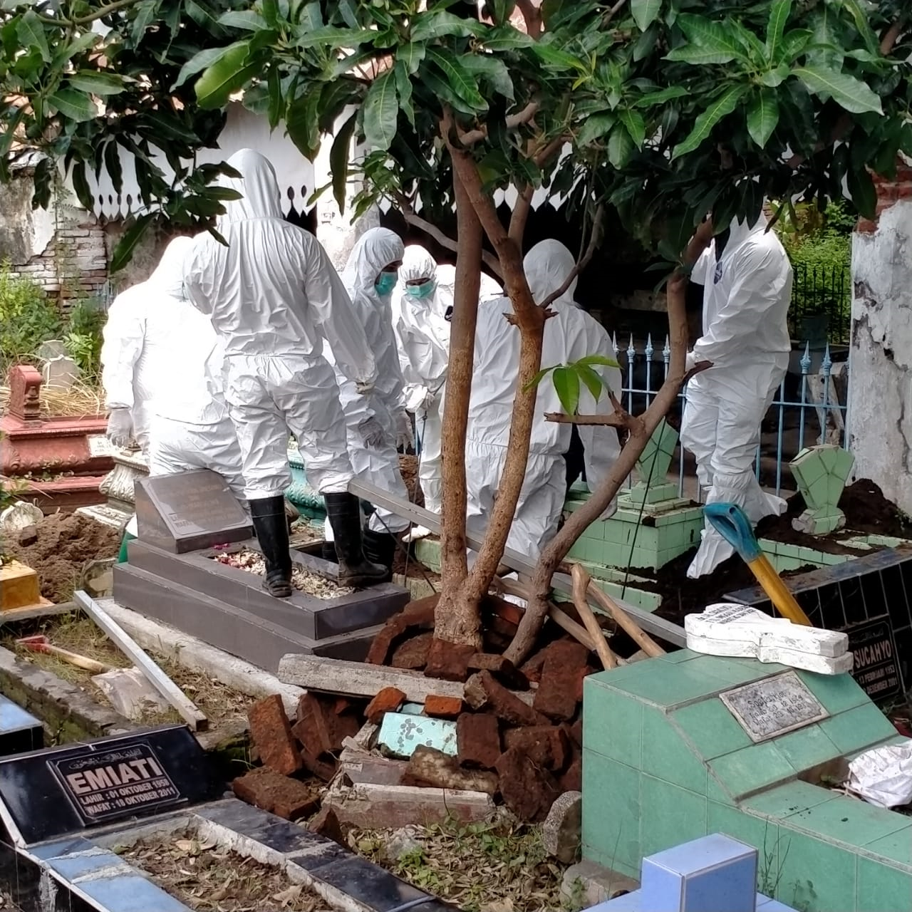 Salah satu prosesi pemakaman jenazah korban Covid-19 di Kota Probolinggo. (Foto: Ikhsan Mahmudi/Ngopibareng.id)